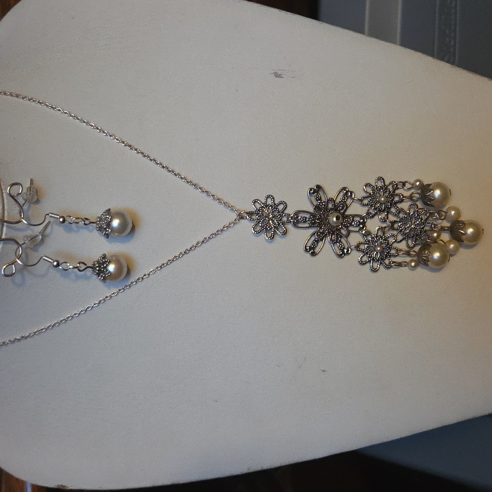 Chic Silver and White Floral Necklace Set